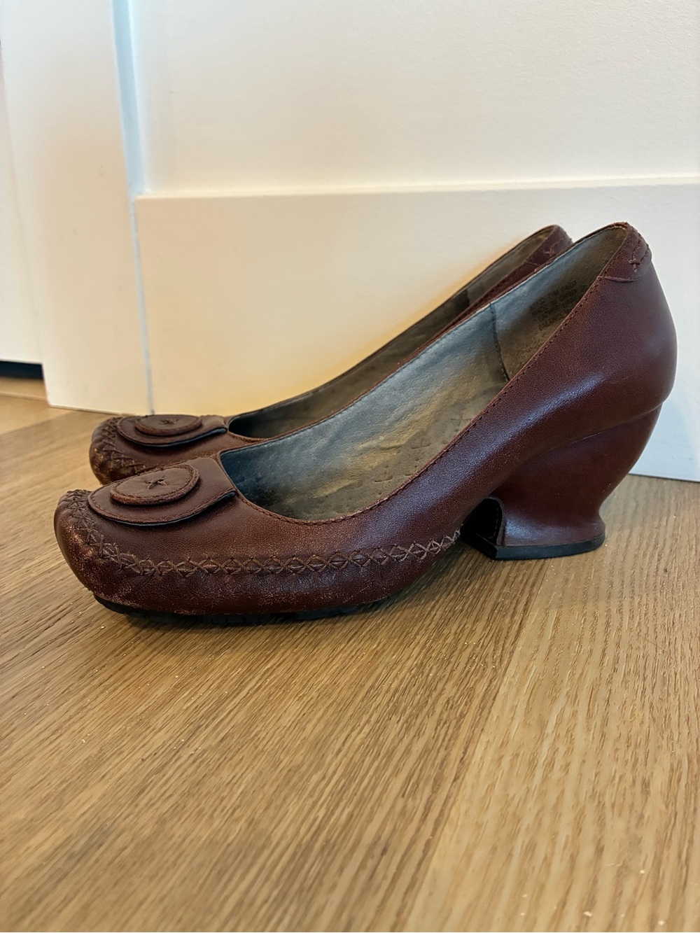 Indigo Brown Leather Mid-Heel Pumps with Decorative Front